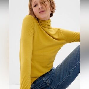 NWOT - GAP - Feather Turtleneck Long Sleeve Shirt - Yellow - Size Large